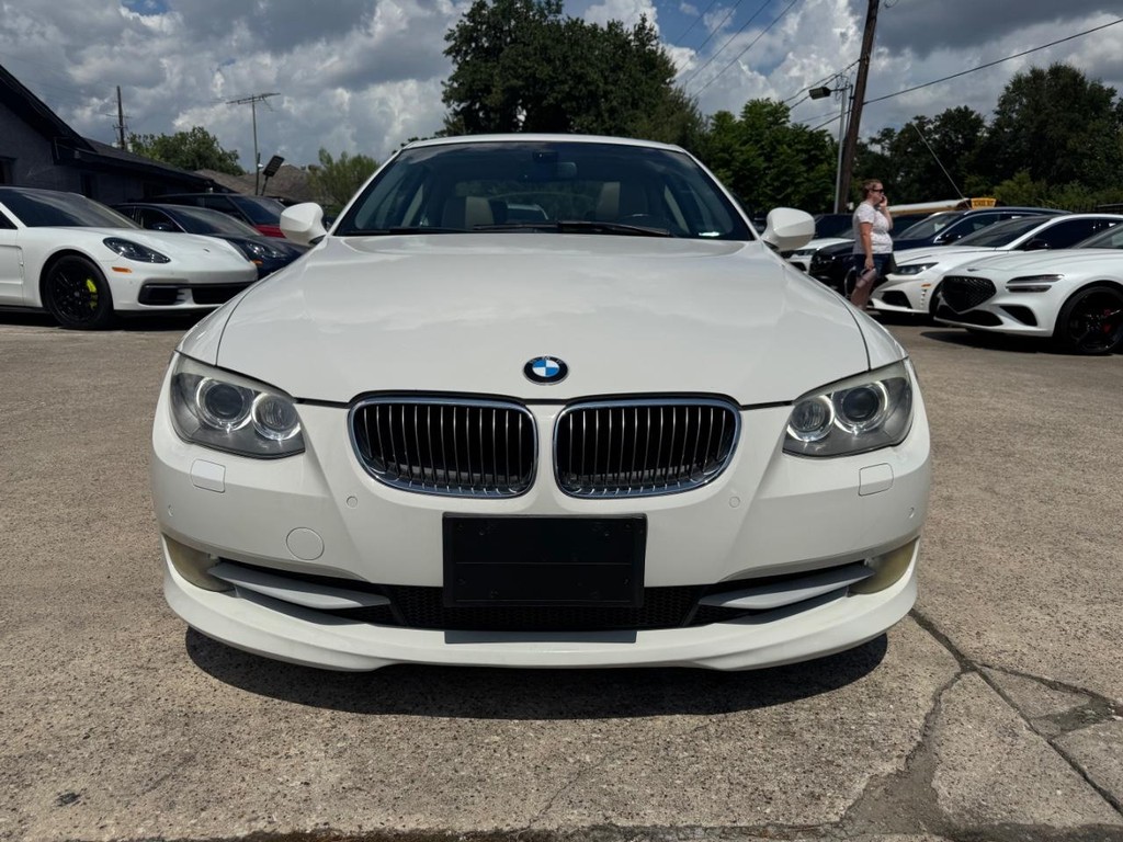 BMW 328i Vehicle Full-screen Gallery Image 02