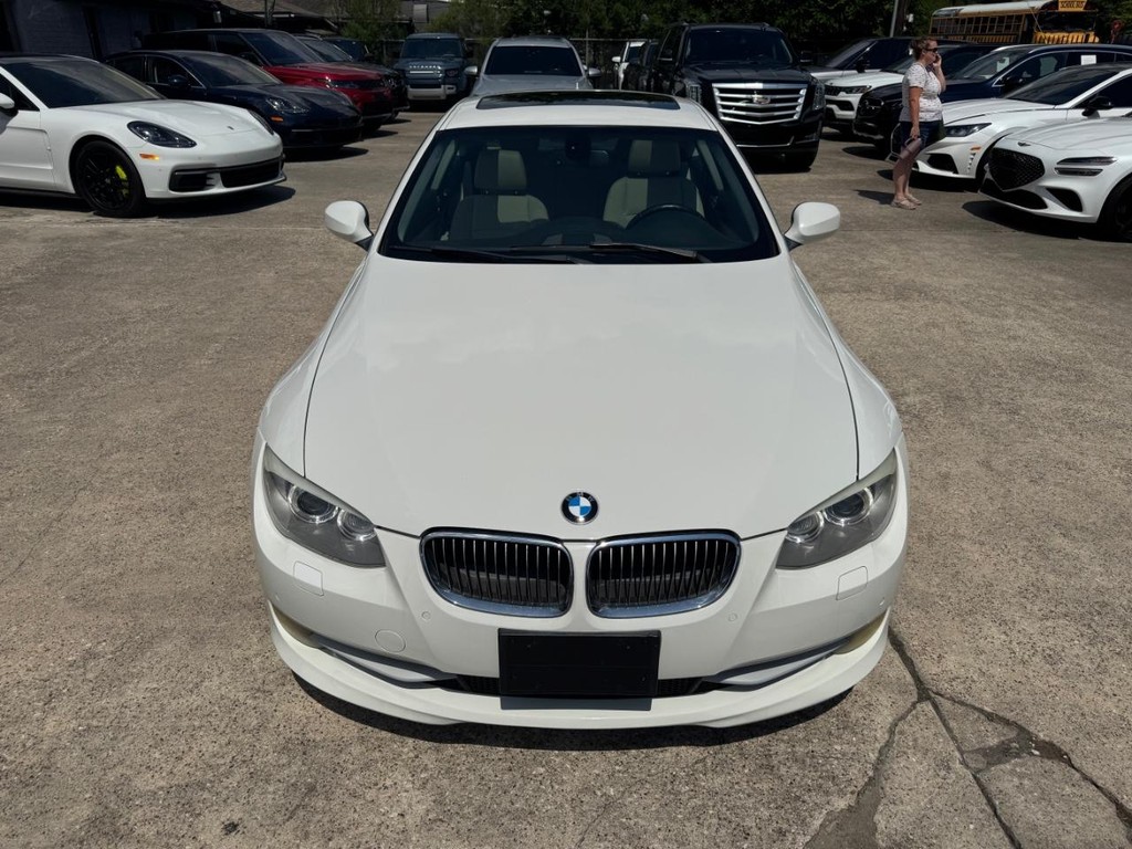 BMW 328i Vehicle Full-screen Gallery Image 03