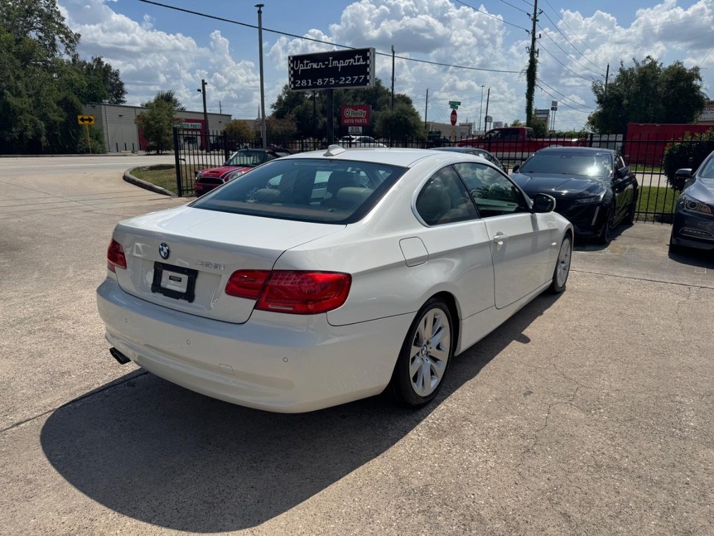 BMW 328i Vehicle Full-screen Gallery Image 06