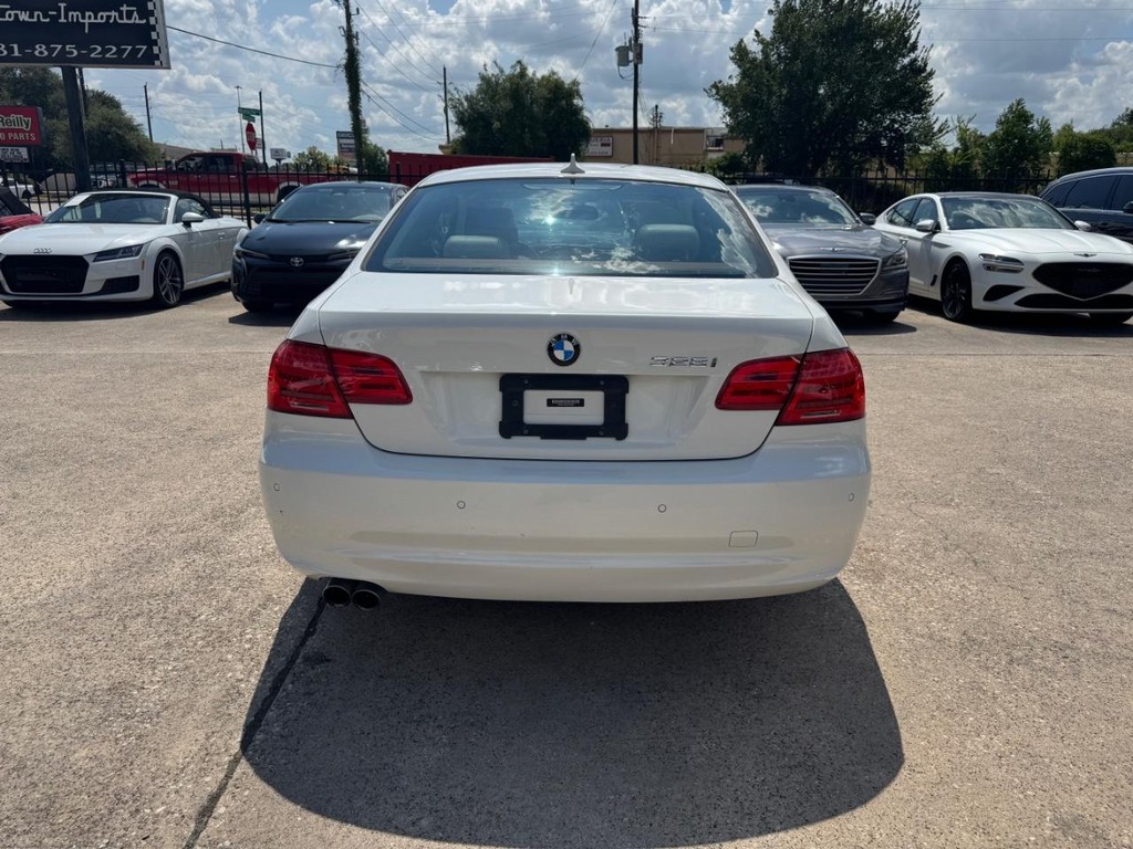 BMW 328i Vehicle Full-screen Gallery Image 07