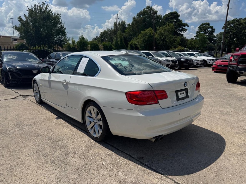 BMW 328i Vehicle Full-screen Gallery Image 08