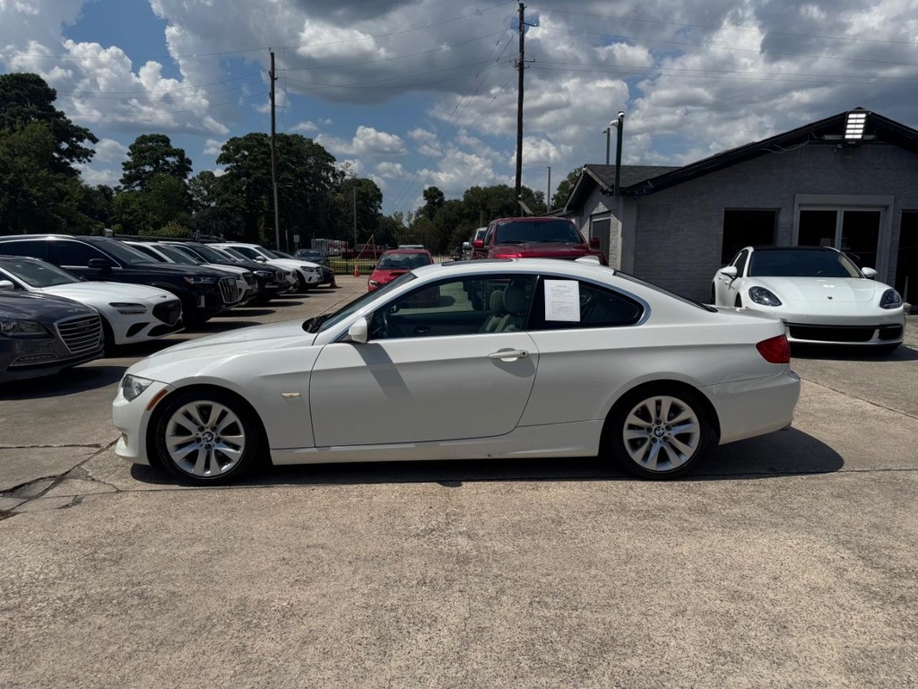 BMW 328i Vehicle Full-screen Gallery Image 09