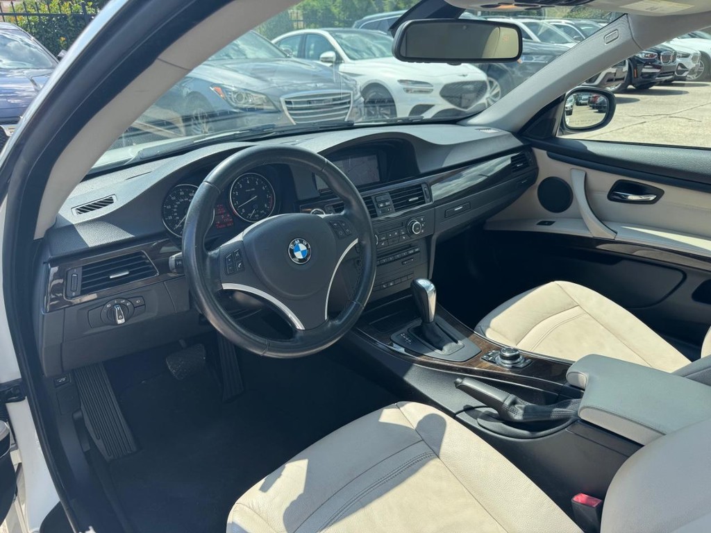 BMW 328i Vehicle Full-screen Gallery Image 10