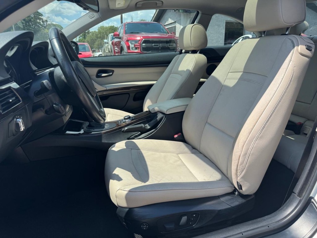 BMW 328i Vehicle Full-screen Gallery Image 11