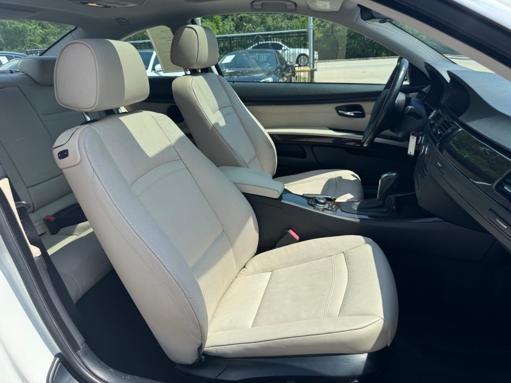 BMW 328i Vehicle Full-screen Gallery Image 15