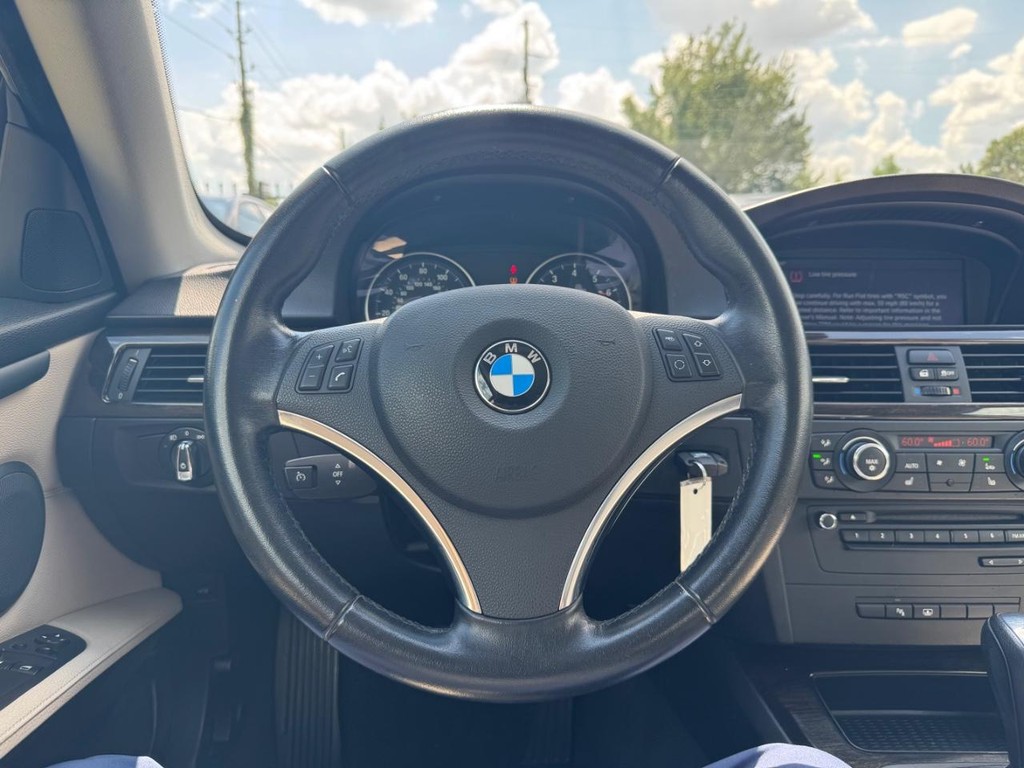 BMW 328i Vehicle Full-screen Gallery Image 18