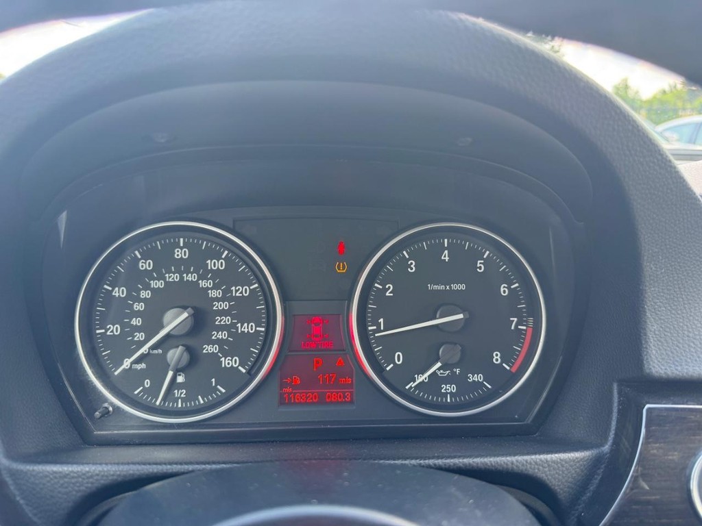 BMW 328i Vehicle Full-screen Gallery Image 19
