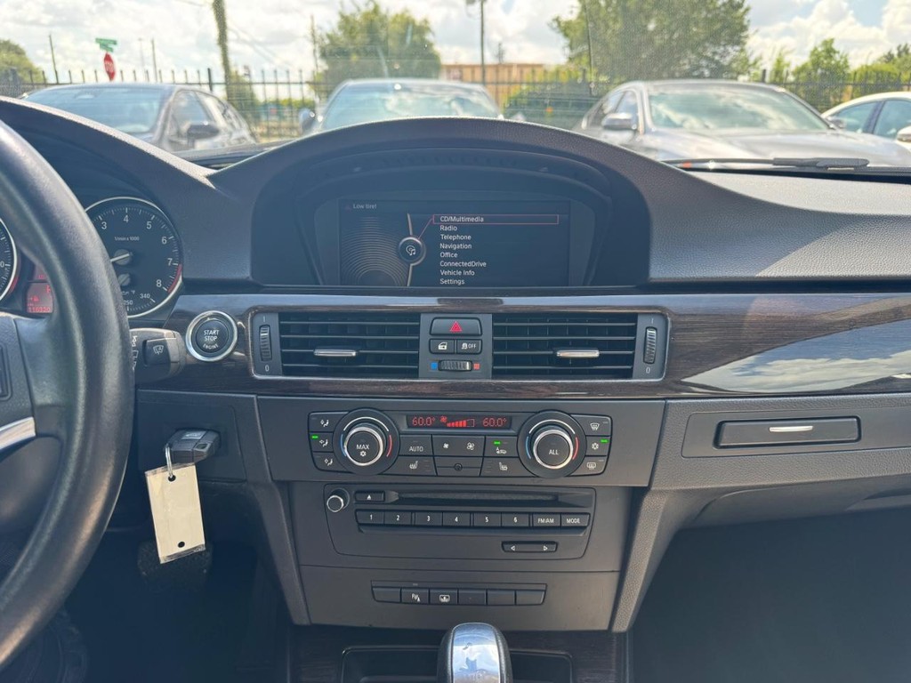 BMW 328i Vehicle Full-screen Gallery Image 20