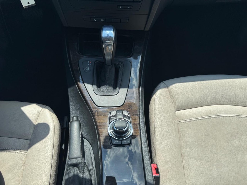BMW 328i Vehicle Full-screen Gallery Image 21