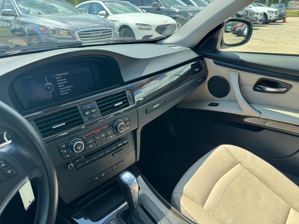 BMW 328i Vehicle Full-screen Gallery Image 22