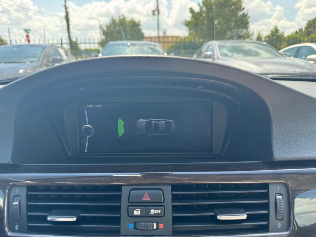 BMW 328i Vehicle Full-screen Gallery Image 23