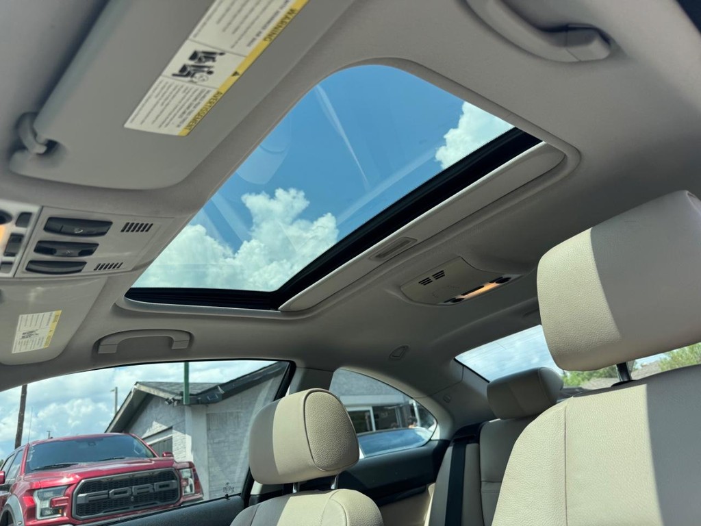 BMW 328i Vehicle Full-screen Gallery Image 25