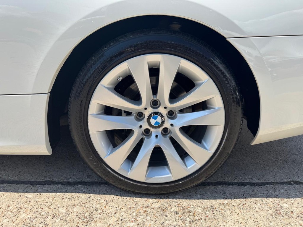 BMW 328i Vehicle Full-screen Gallery Image 26