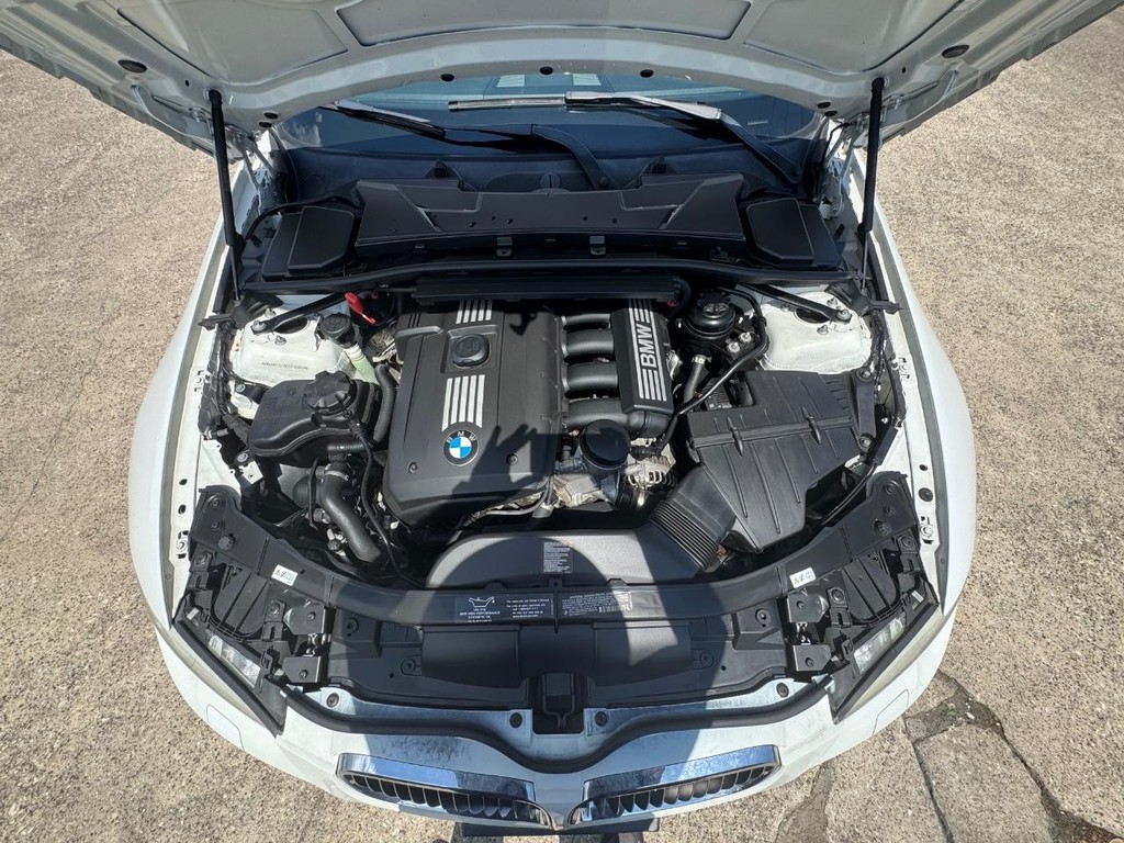 BMW 328i Vehicle Full-screen Gallery Image 27
