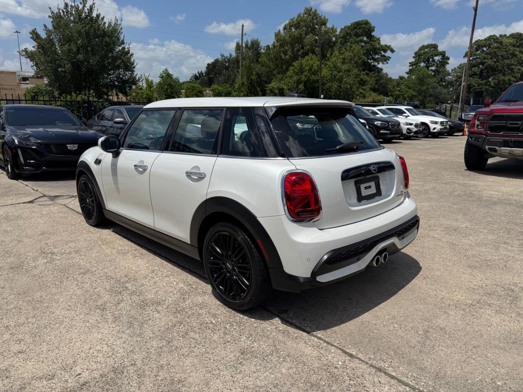 MINI Hardtop 4 Door Vehicle Full-screen Gallery Image 08