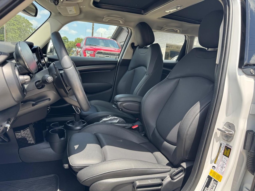 MINI Hardtop 4 Door Vehicle Full-screen Gallery Image 11