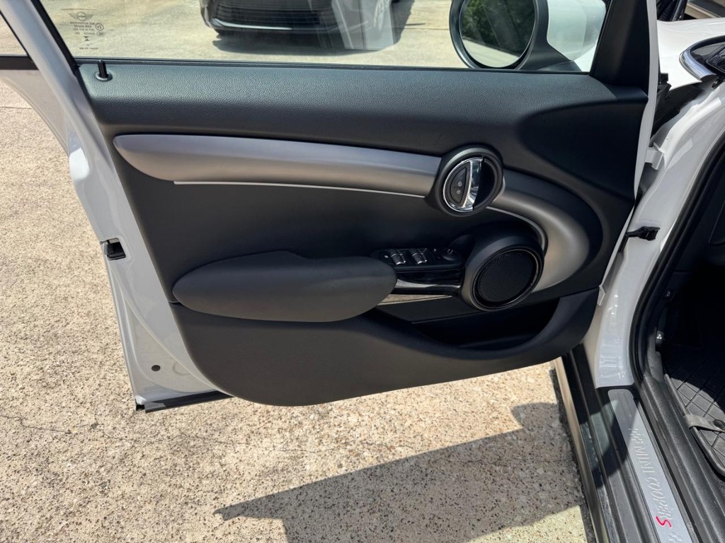 MINI Hardtop 4 Door Vehicle Full-screen Gallery Image 12