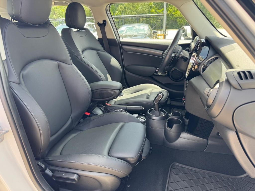 MINI Hardtop 4 Door Vehicle Full-screen Gallery Image 14