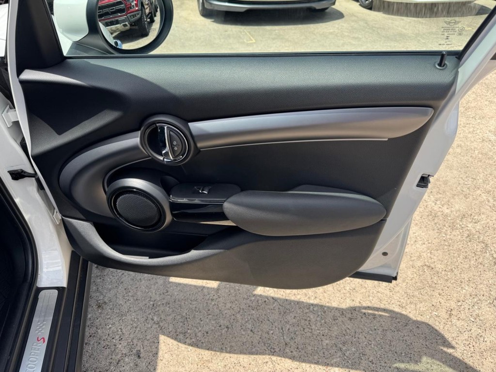 MINI Hardtop 4 Door Vehicle Full-screen Gallery Image 15