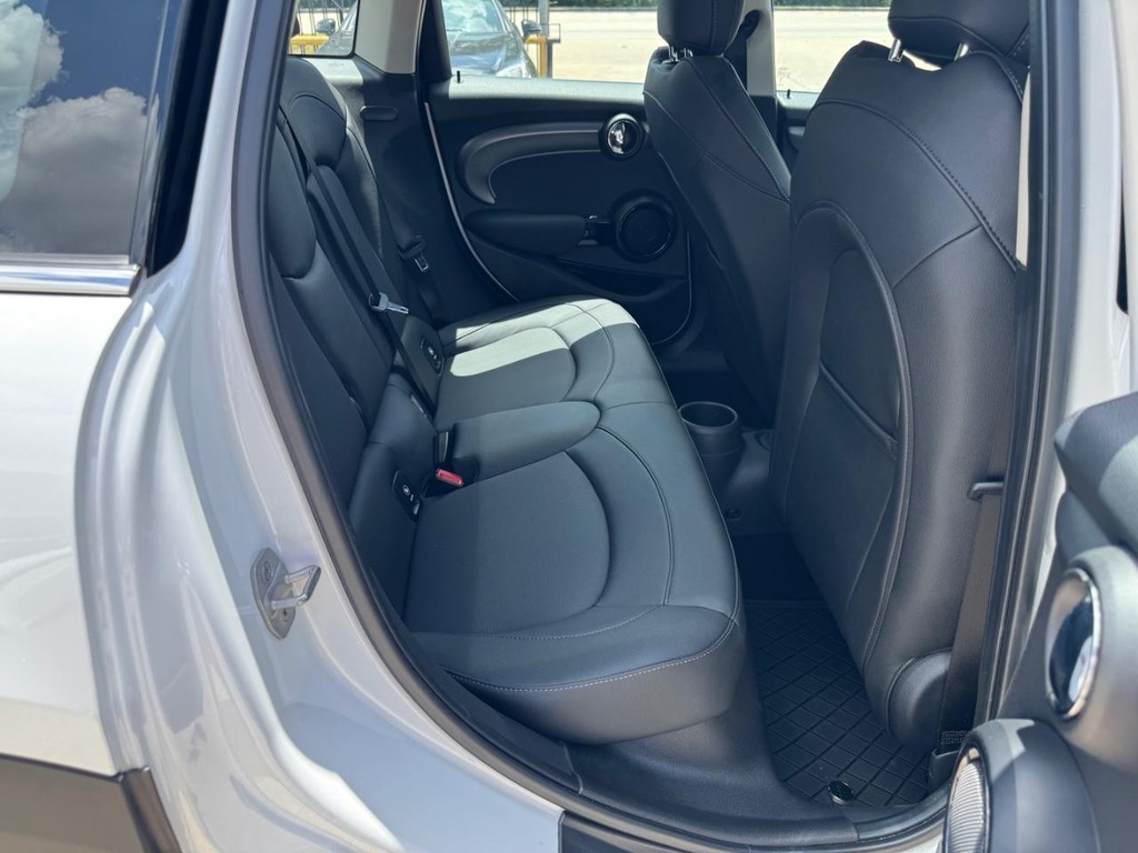 MINI Hardtop 4 Door Vehicle Full-screen Gallery Image 16