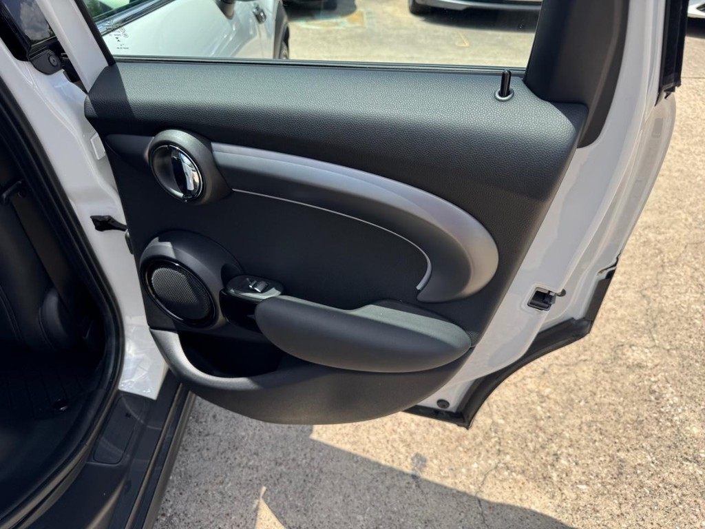 MINI Hardtop 4 Door Vehicle Full-screen Gallery Image 17