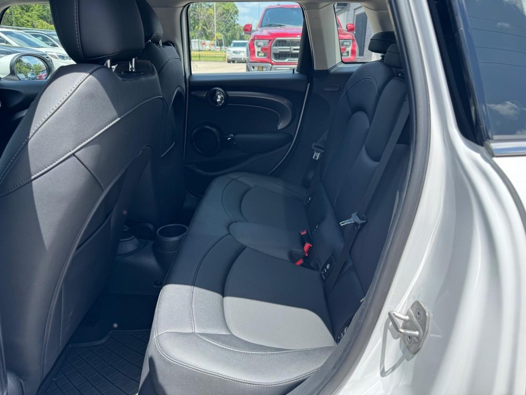 MINI Hardtop 4 Door Vehicle Full-screen Gallery Image 18