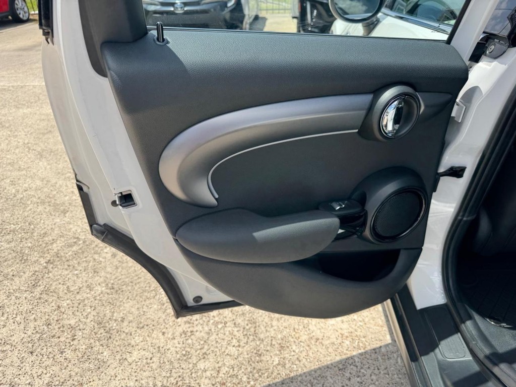 MINI Hardtop 4 Door Vehicle Full-screen Gallery Image 19