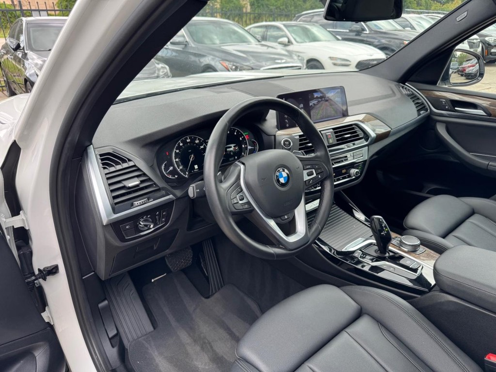 BMW X3 Vehicle Full-screen Gallery Image 10
