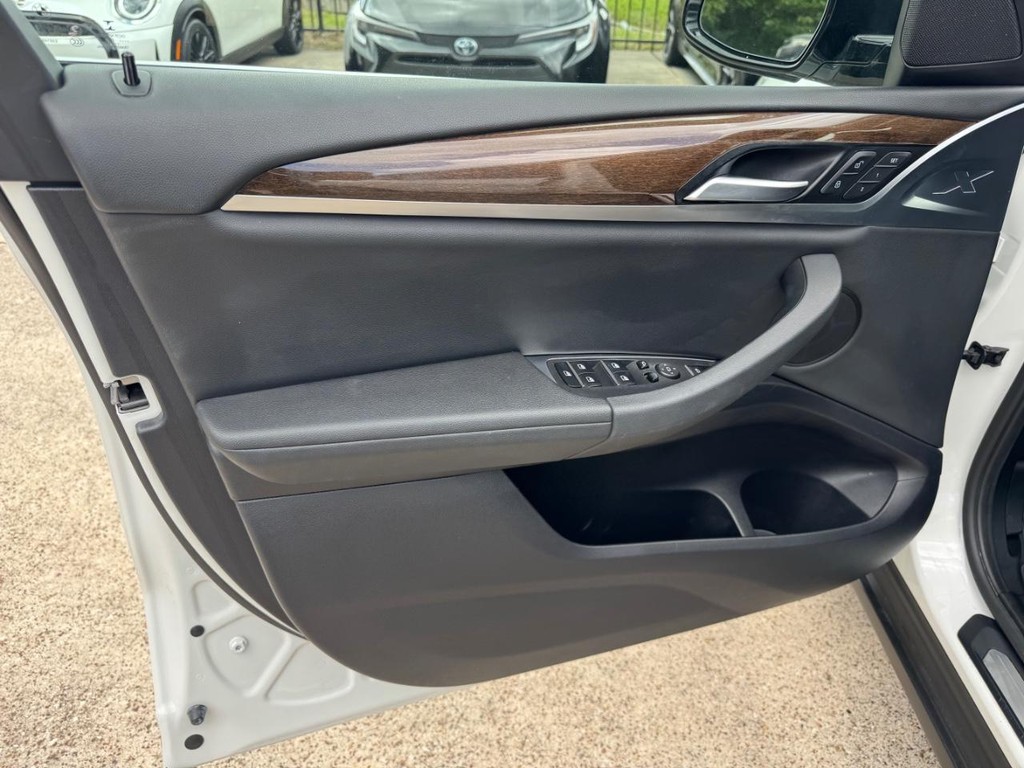 BMW X3 Vehicle Full-screen Gallery Image 12