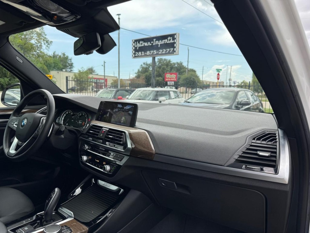 BMW X3 Vehicle Full-screen Gallery Image 13