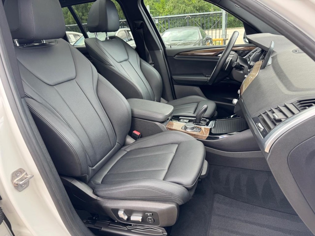 BMW X3 Vehicle Full-screen Gallery Image 14