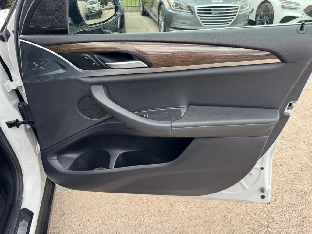 BMW X3 Vehicle Full-screen Gallery Image 15