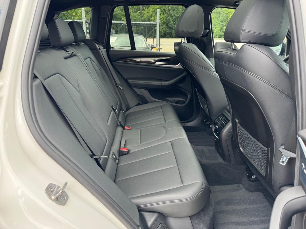 BMW X3 Vehicle Full-screen Gallery Image 16