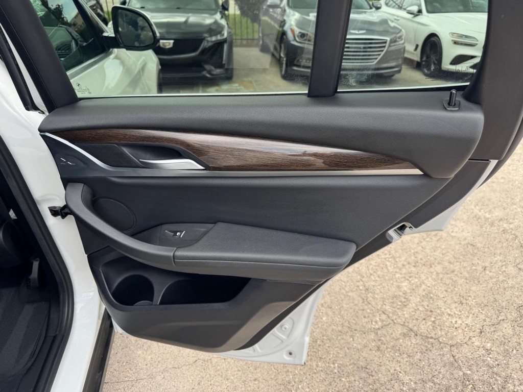 BMW X3 Vehicle Full-screen Gallery Image 17
