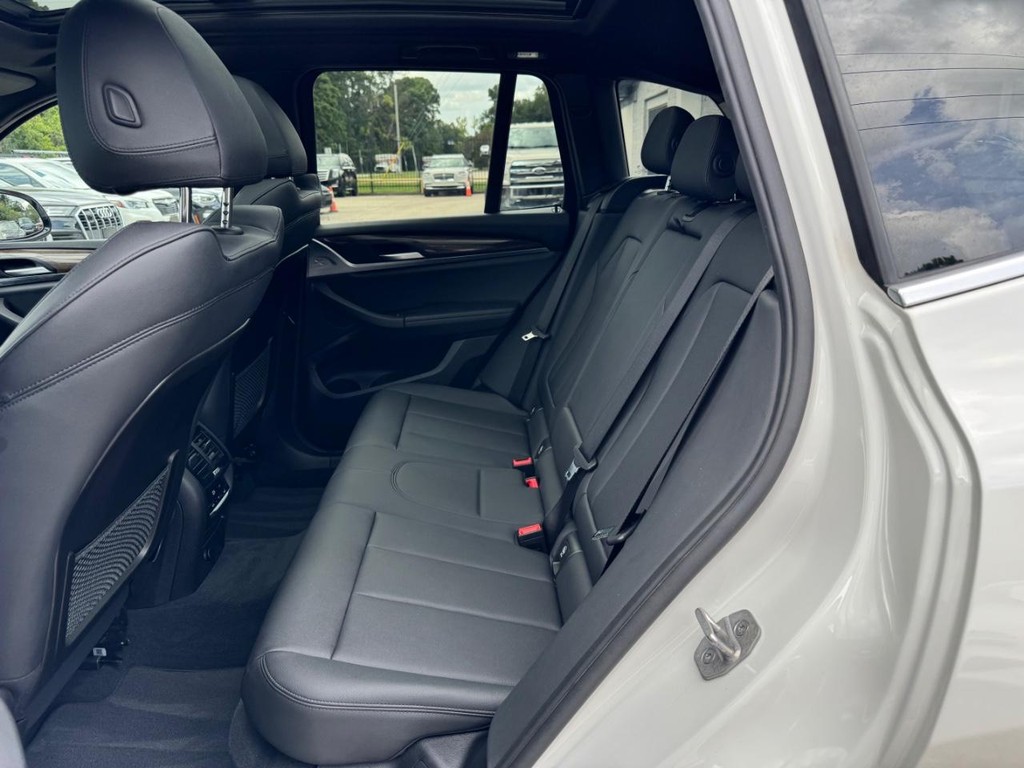 BMW X3 Vehicle Full-screen Gallery Image 18