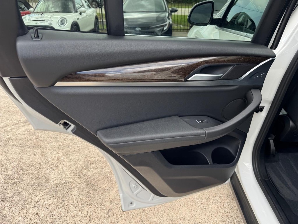 BMW X3 Vehicle Full-screen Gallery Image 19