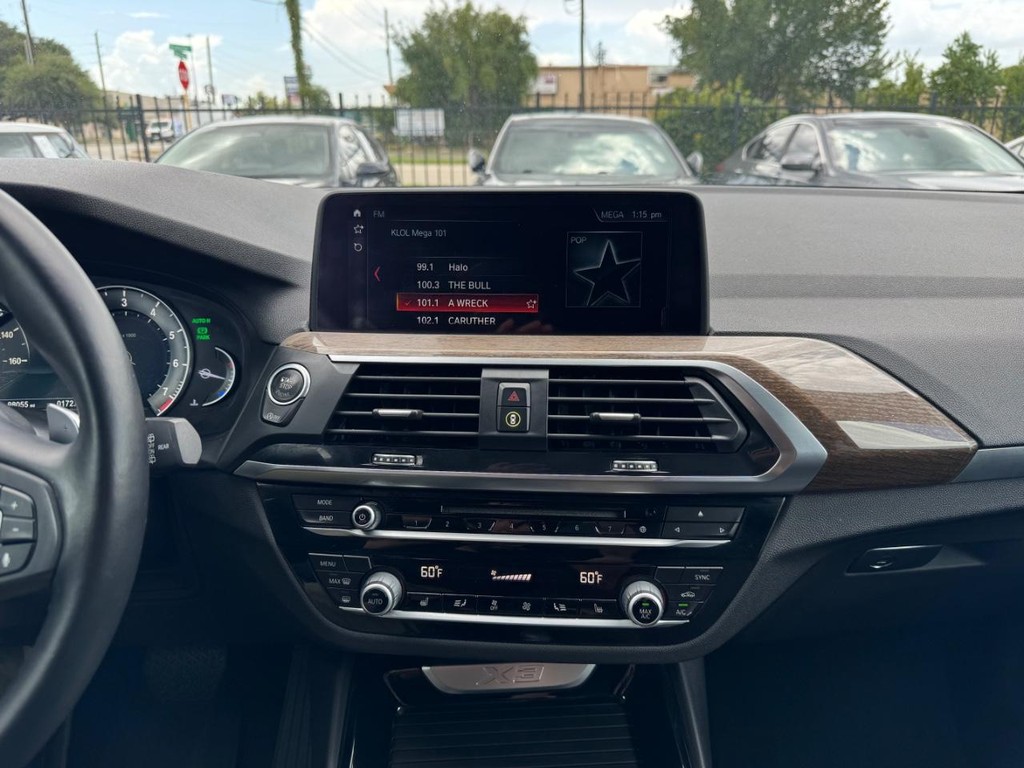 BMW X3 Vehicle Full-screen Gallery Image 22