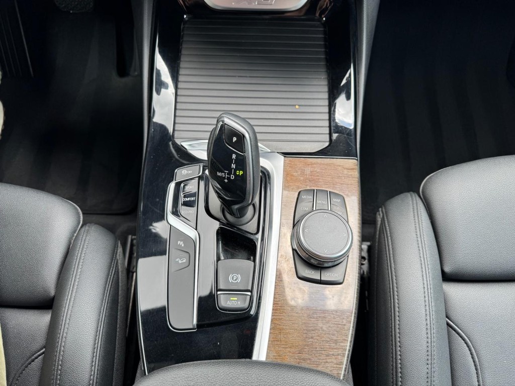 BMW X3 Vehicle Full-screen Gallery Image 23