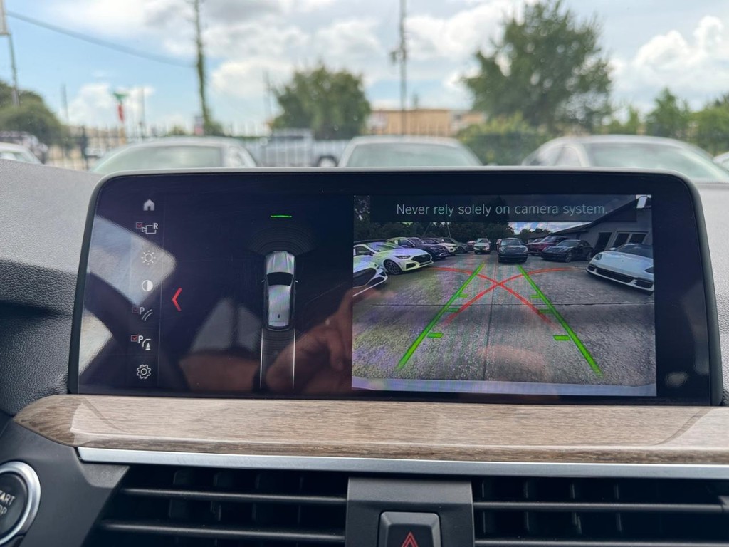 BMW X3 Vehicle Full-screen Gallery Image 24