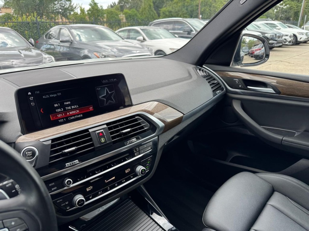 BMW X3 Vehicle Full-screen Gallery Image 26