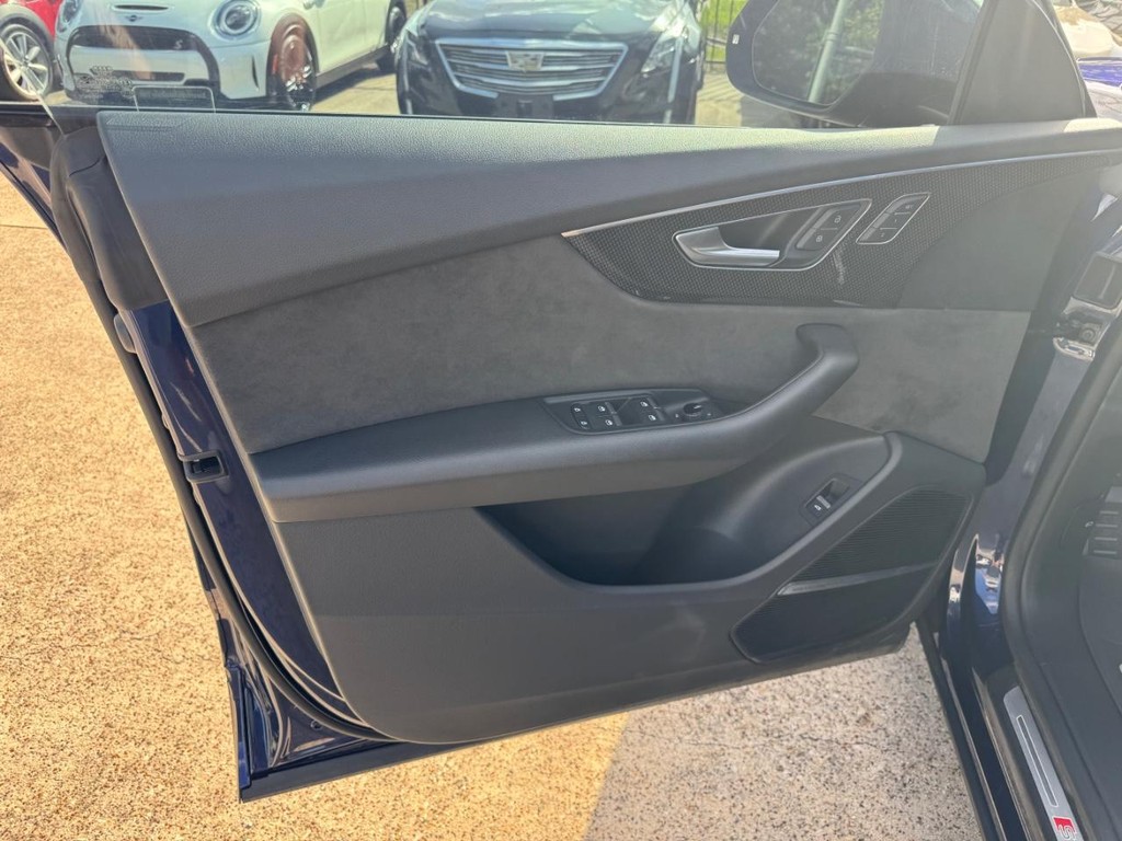 Audi SQ8 Vehicle Full-screen Gallery Image 12