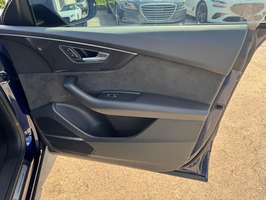 Audi SQ8 Vehicle Full-screen Gallery Image 15