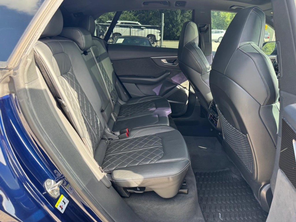 Audi SQ8 Vehicle Full-screen Gallery Image 16