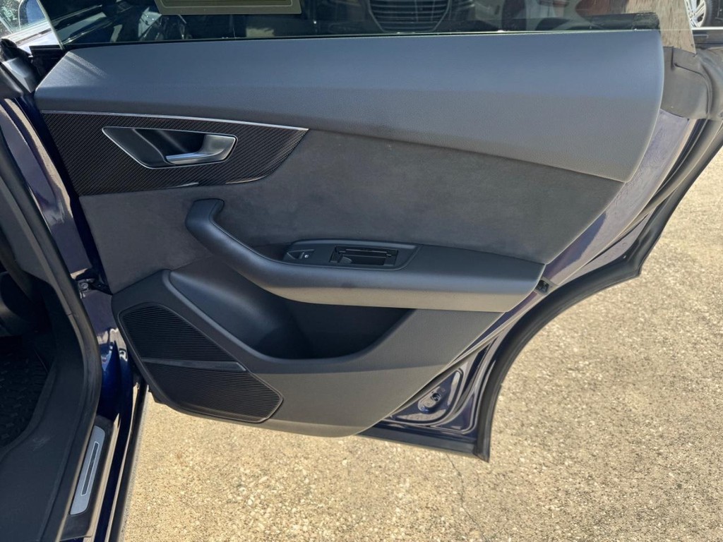 Audi SQ8 Vehicle Full-screen Gallery Image 17
