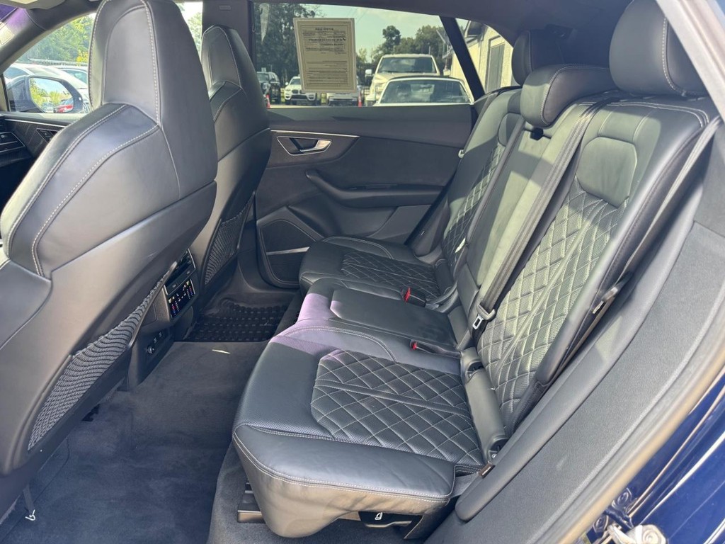 Audi SQ8 Vehicle Full-screen Gallery Image 18