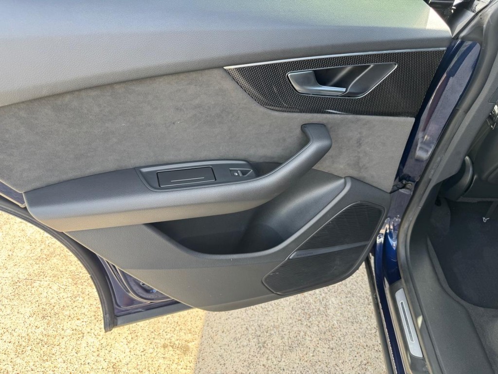Audi SQ8 Vehicle Full-screen Gallery Image 19
