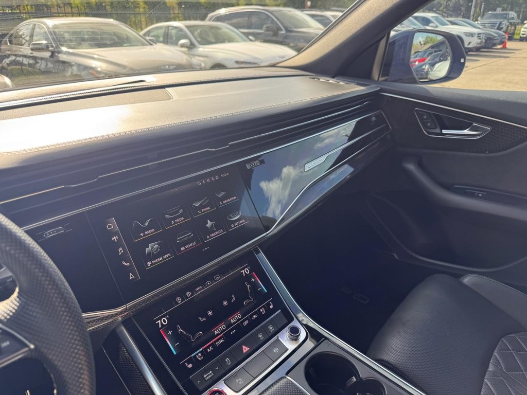 Audi SQ8 Vehicle Full-screen Gallery Image 22