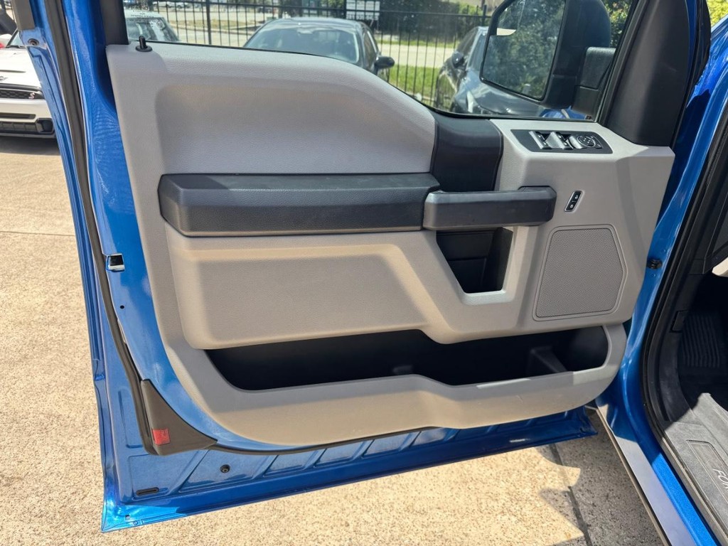 Ford F-150 Vehicle Full-screen Gallery Image 12