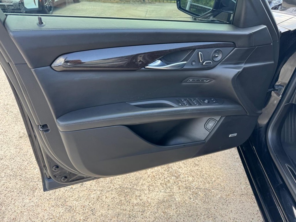 Cadillac CT6 Vehicle Full-screen Gallery Image 12