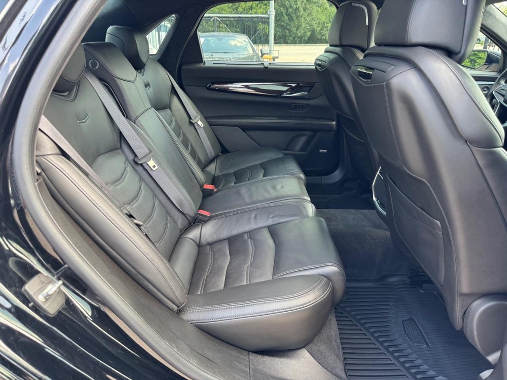 Cadillac CT6 Vehicle Full-screen Gallery Image 16